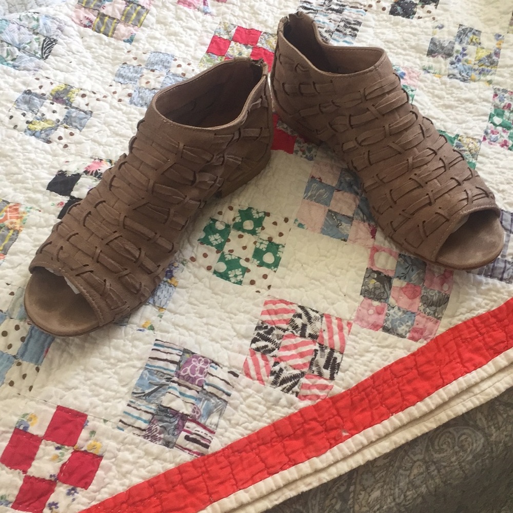 Sundance Peep Toe Zip-up  Enclosed Sandal Sz 39